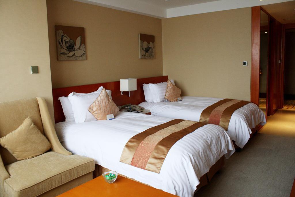 Landison Plaza International Hotel Zhenjiang  Bagian luar foto