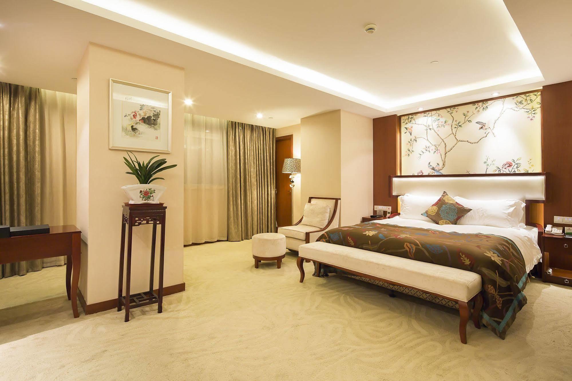 Landison Plaza International Hotel Zhenjiang  Bagian luar foto