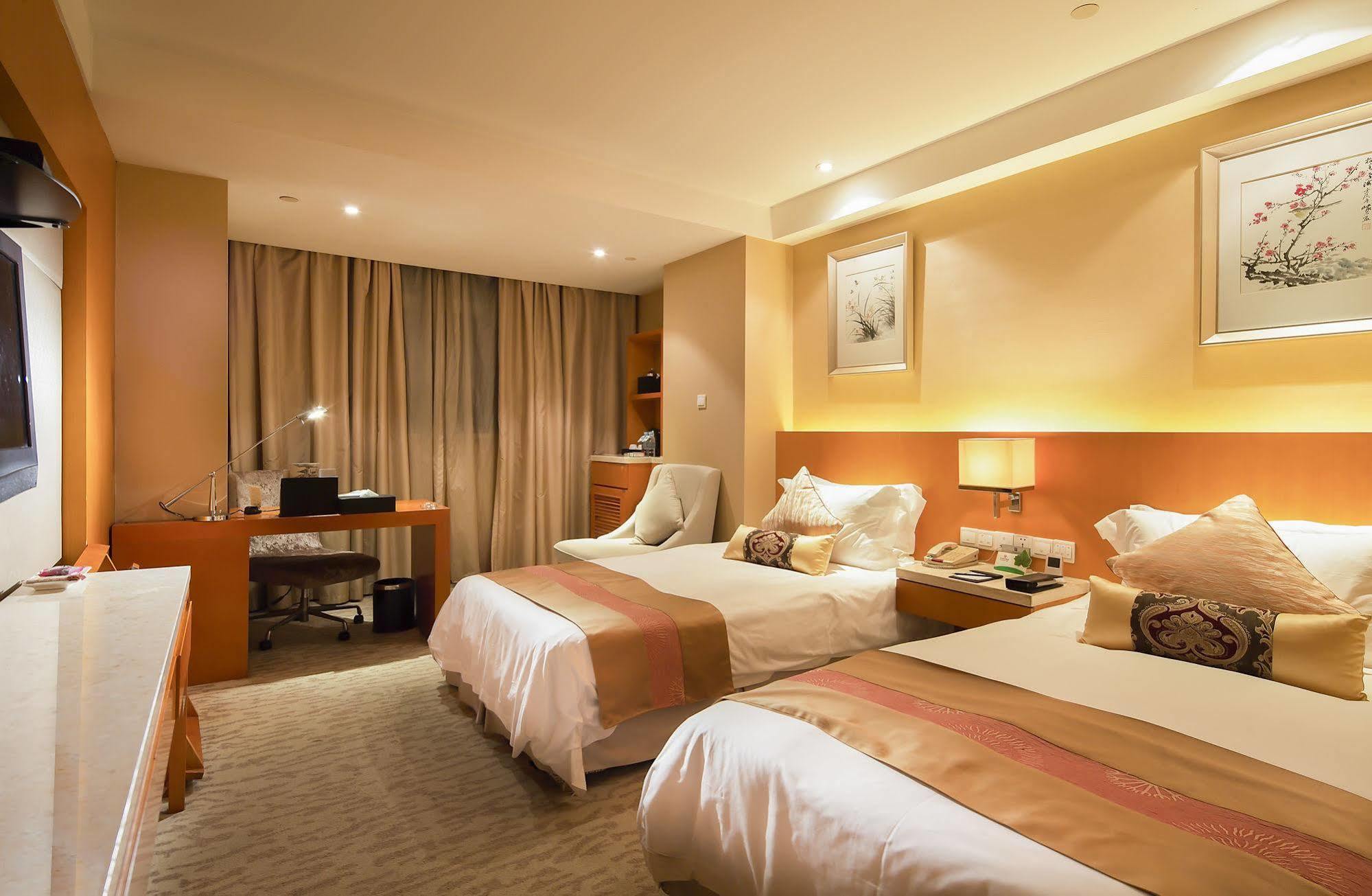 Landison Plaza International Hotel Zhenjiang  Bagian luar foto